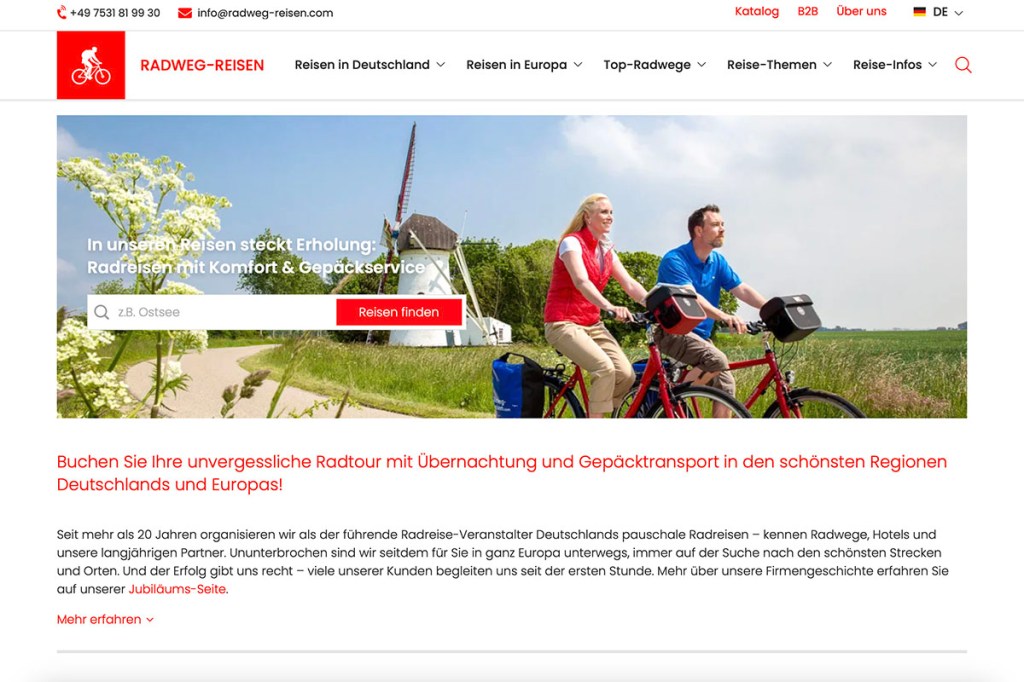 Screenshot der Startseite vom Radreise-Anbieter Radweg-Reisen der zwei Radfahrende vor eine Windmühle zeigt.