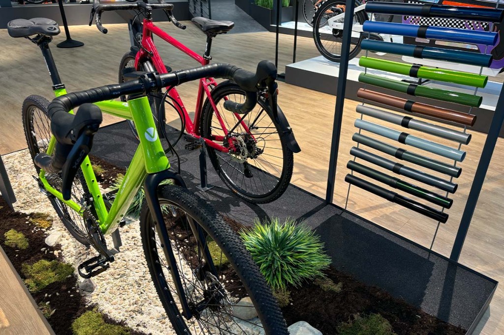 grünes Gravelbike von vorne an einem Messestand