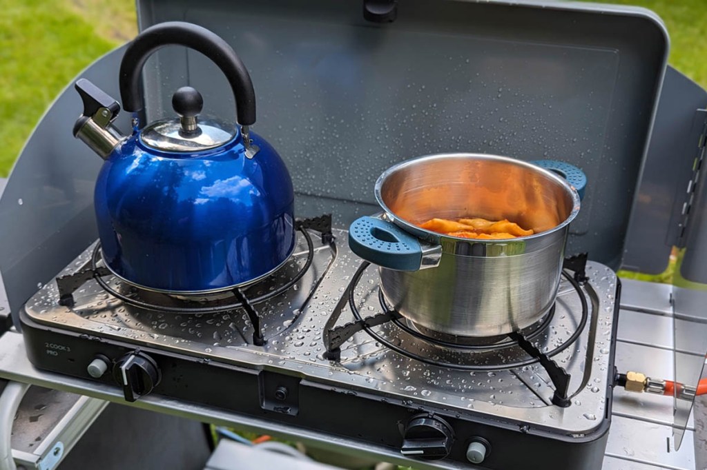 Ein Teekessel und ein Topf auf Campingkocher