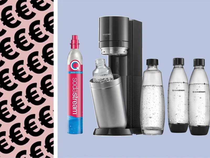 zweigeteiltes Bild: links Eurozeichen, rechts ein Sodastream inkl. Flaschen und CO2-Zylinder auf fliederfarbenen Hintergrund