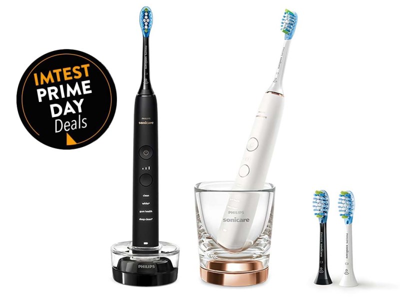 Zwei elektrische Zahnbürsten und zwei Zahnbürstenköpfe aus weißen Untergrund, dazu der Amazon Prime Day Button