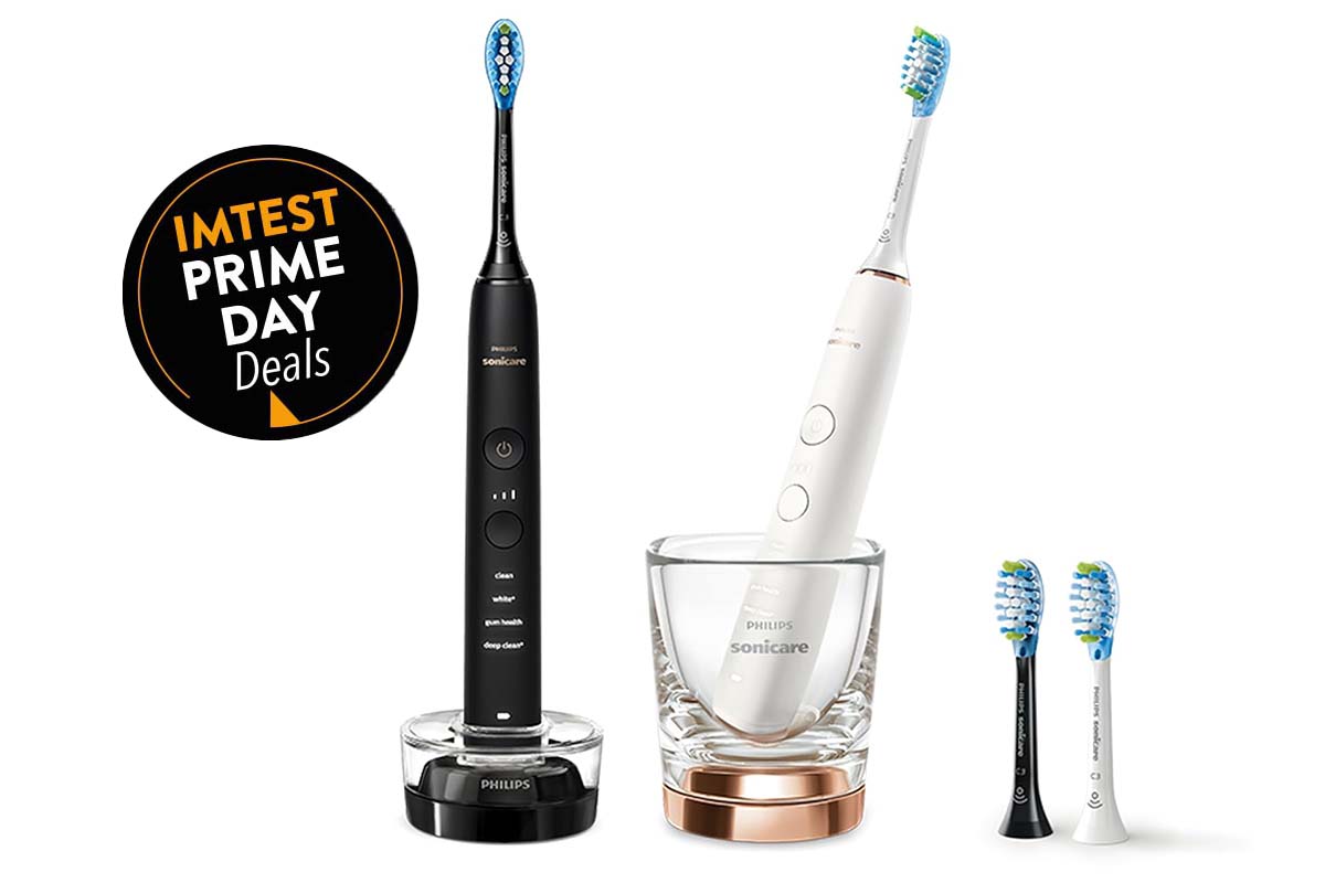 Zwei elektrische Zahnbürsten und zwei Zahnbürstenköpfe aus weißen Untergrund, dazu der Amazon Prime Day Button
