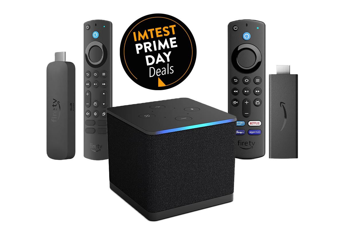 Mehrere Amazon Fire TV Sticks und der Cube auf weißem Hintergrund, dazu der Amazon Prime Day Button