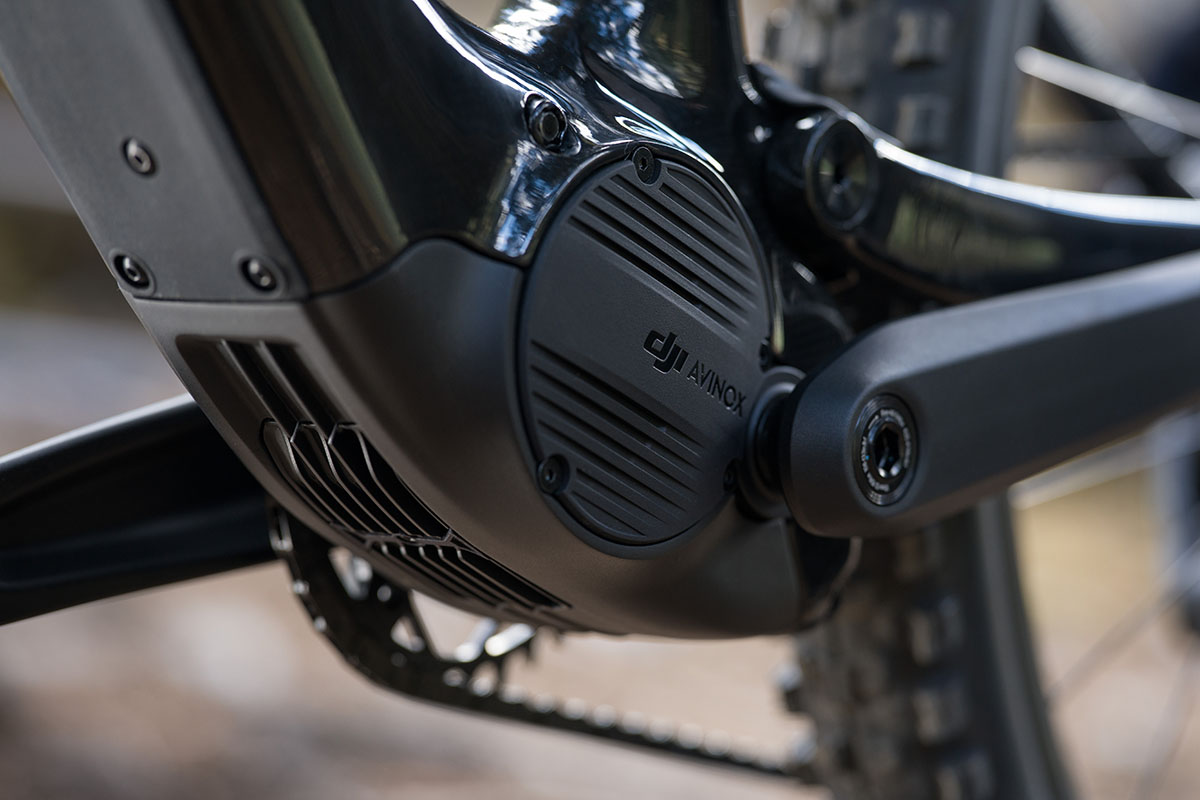 Detailaufnahme ders neuen Avinox Drive Systems für E-Mountainbikes vom Drohnenhersteller DJI .