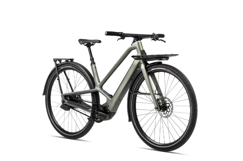 Productshot graues E-Bike auf weißem Hintergrund