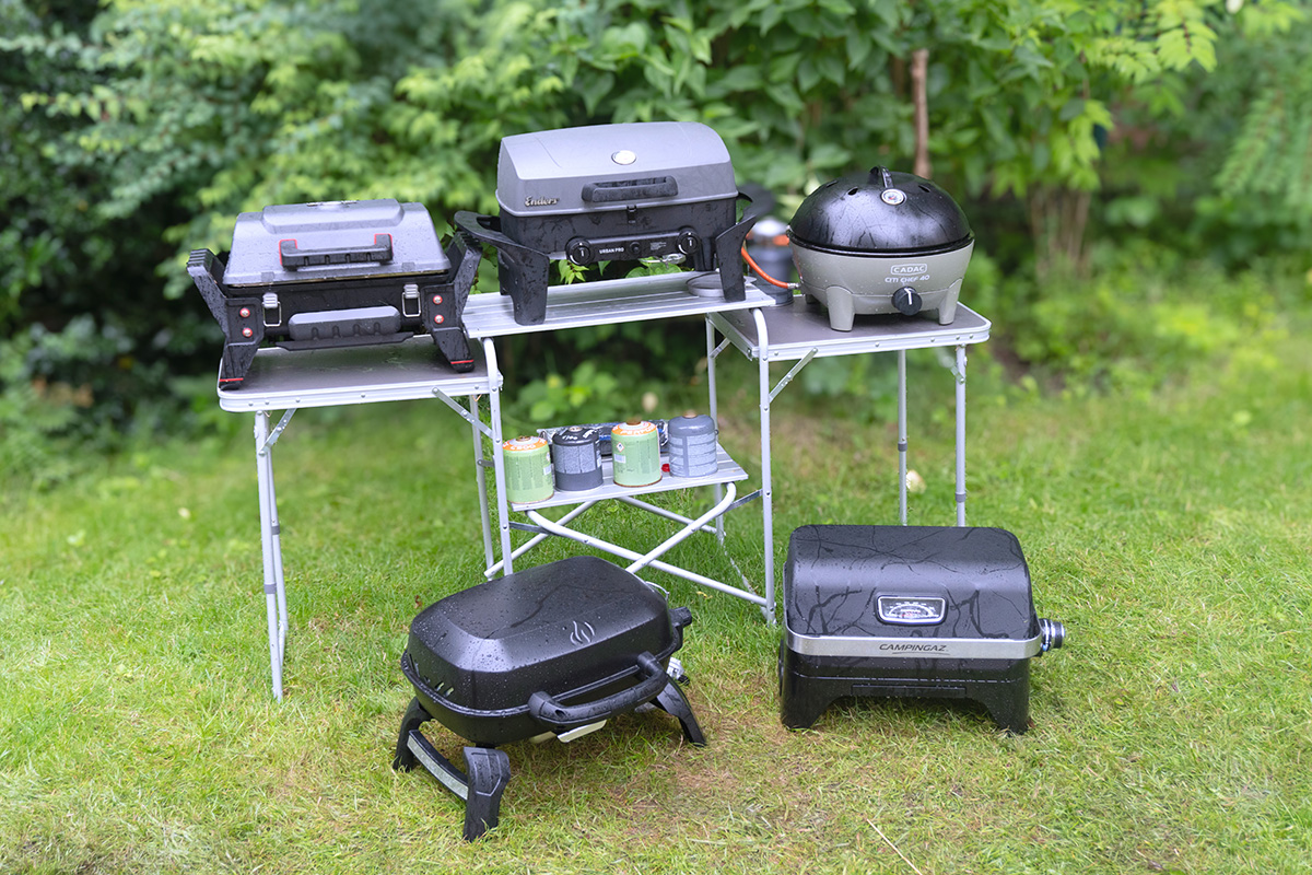 Eine Sammlung von Camopinggrills auf einem Tisch