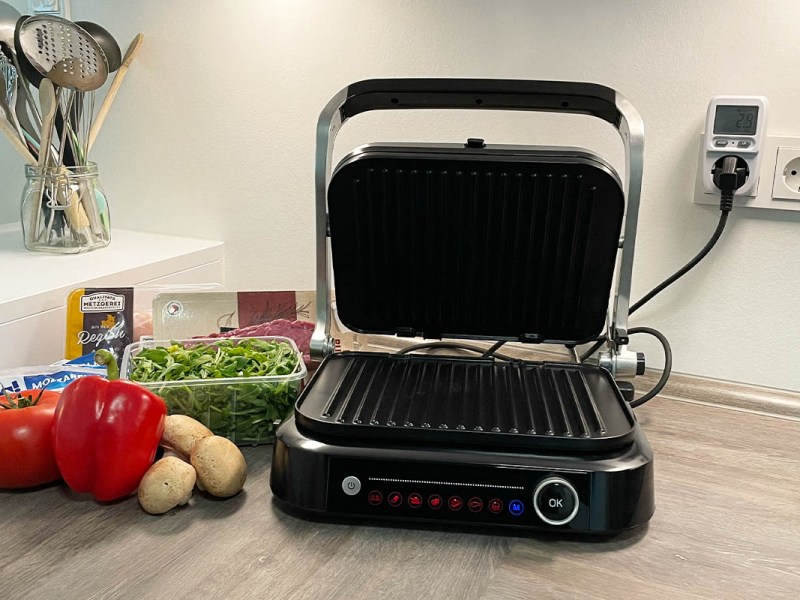 Der Severin Sevini Pro auf einer Küchenarbeitsplatte mit Lebensmitteln und Kochutensilien daneben.