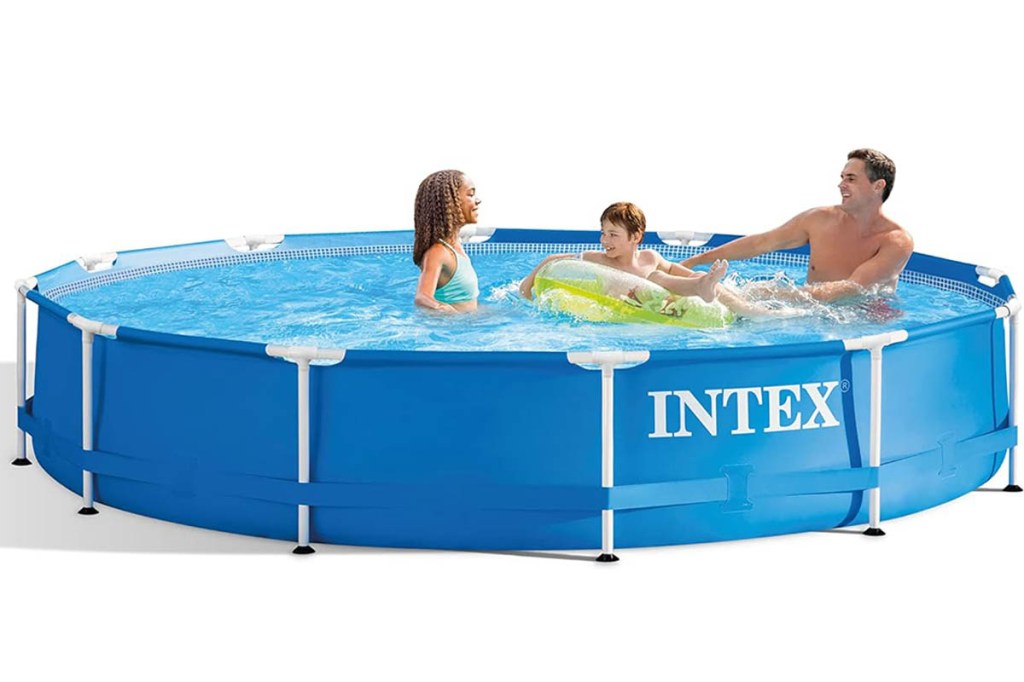 Livebild des Intex Metal Frame Pool mit badender Familie