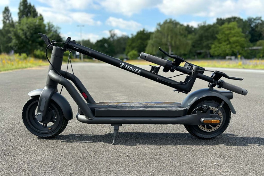 Nahaufnahme zusammengeklappter E-Scooter von der Seite