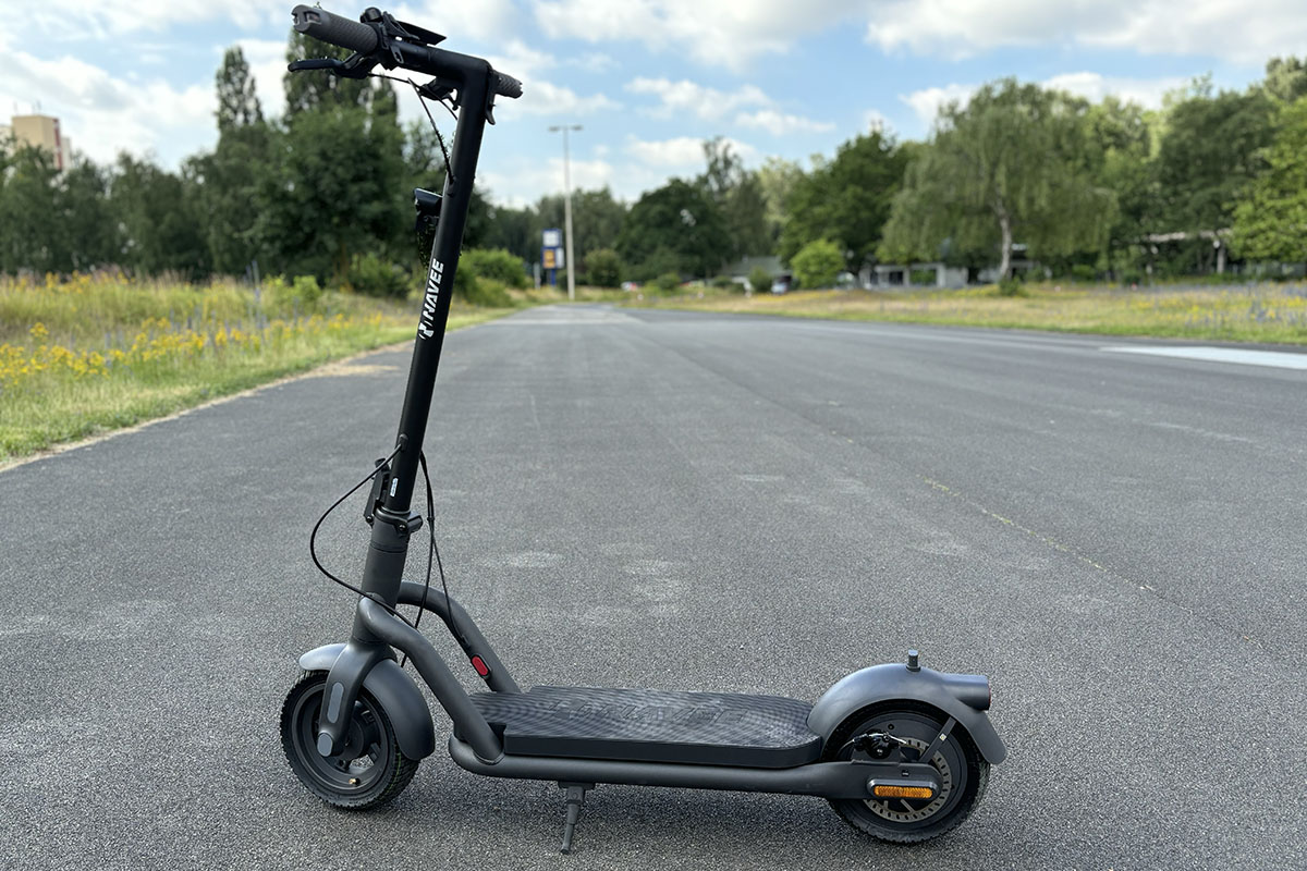 E-Scooter im Profil steht auf einer Straße.