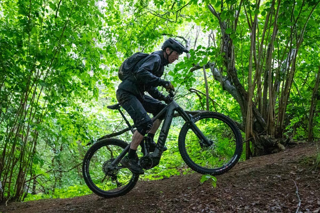 Mann mit einem Mountainbike im Wald