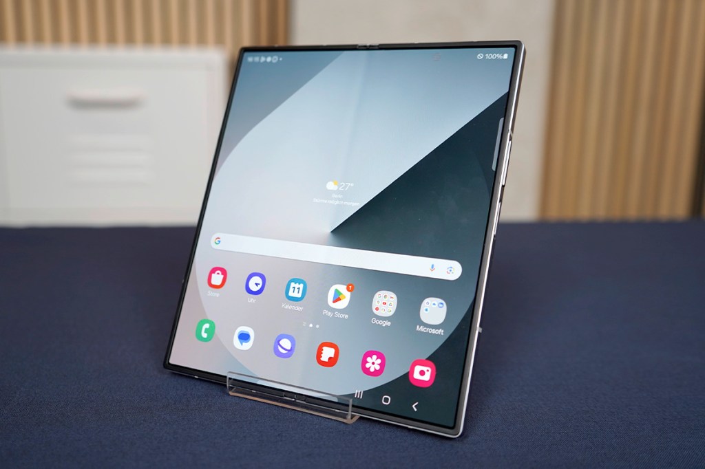 Das Samsung Galaxy Z Fold6 mit eingeschaltetem Display.