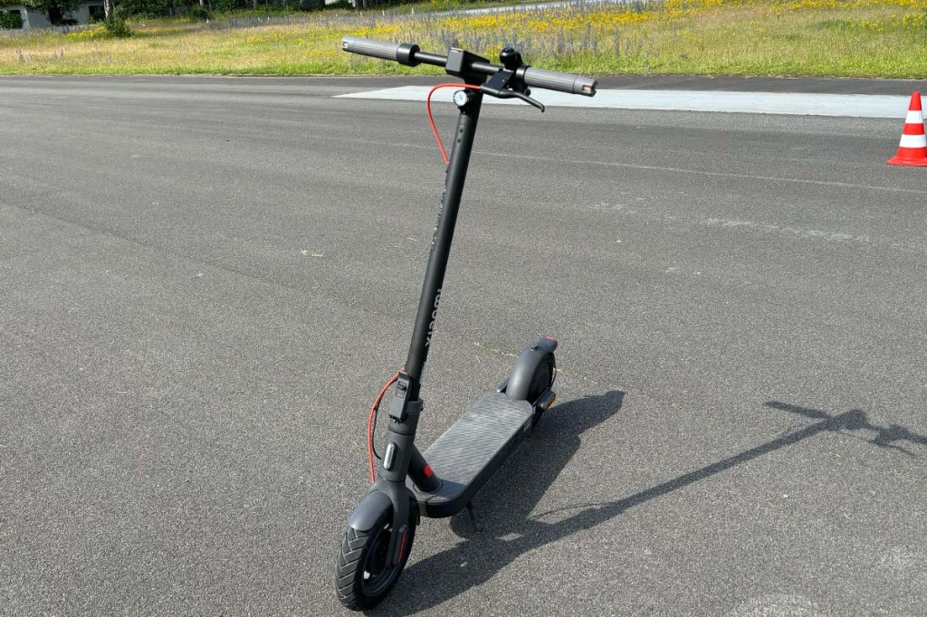 E-Scooter von vorne auf einer Straße stehend