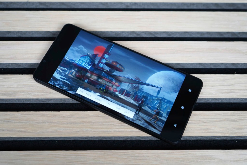 Das Sony Xperia 1 VI liegt mit eigeschaltetem Bildschirm auf einer Holzoberfläche.