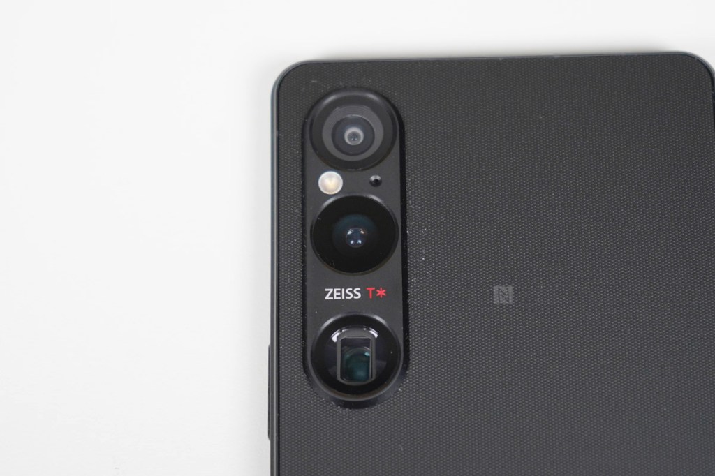Detailaufnahme des Kameramoduls des Sony Xperia 1 VI Smartphones.