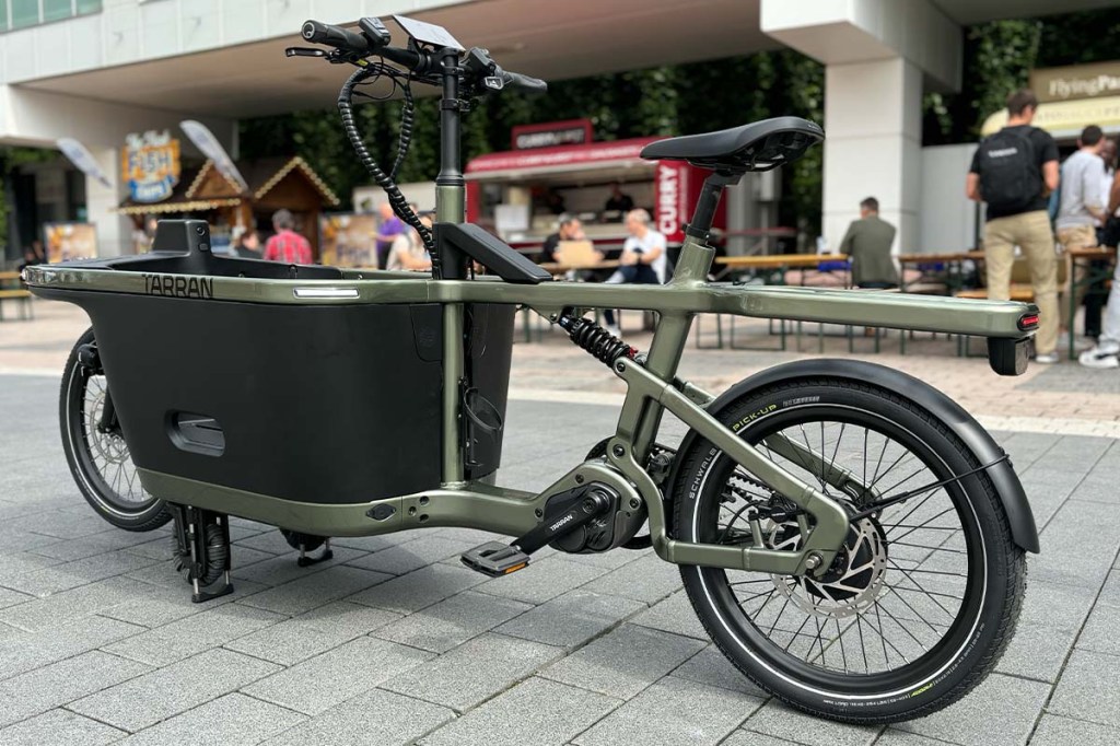 Cargo-E-Bike schräng von hinten auf einem Platz stehend