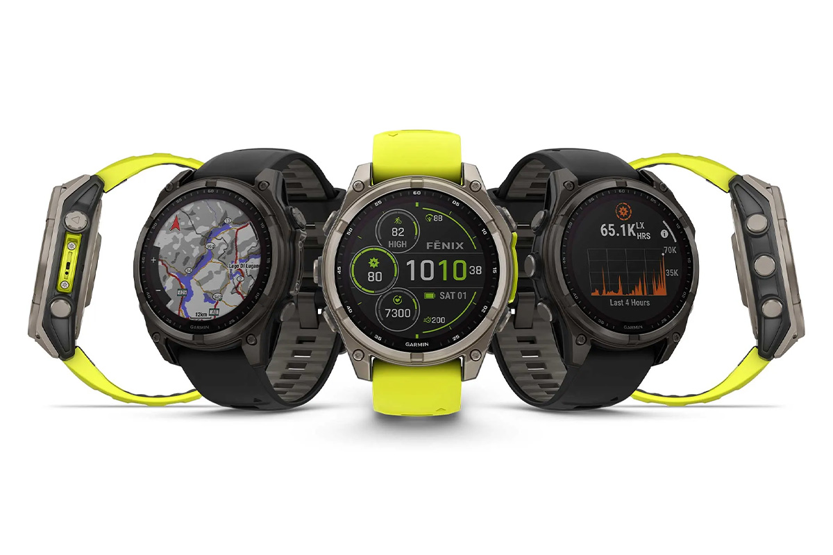 Fünf unterschiedliche Modelle der Sportuhr Garmin Fenix 8 fächerförmig angeordnet vor einem weißen Hintergrund.