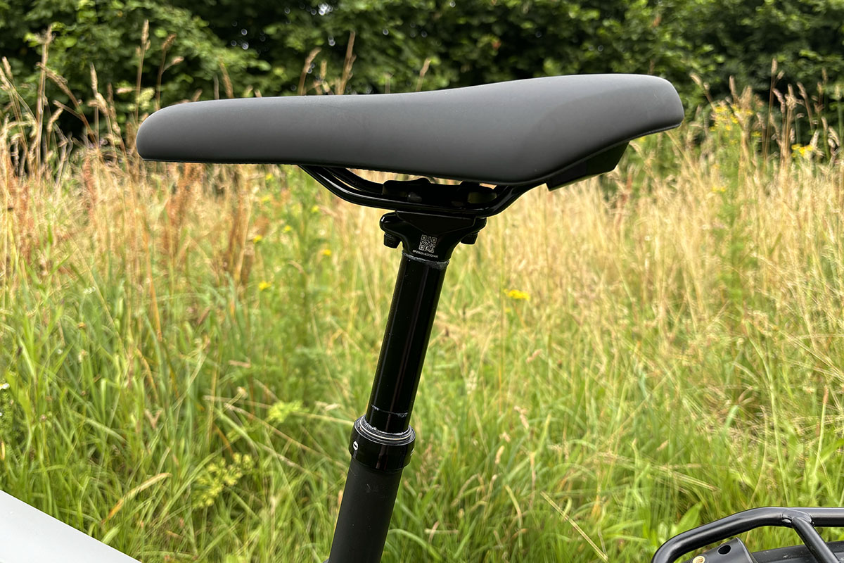 Detailaufnahme des Sattels bei Trekking-E-Bike Canyon Pathlite:ON 6 SUV.