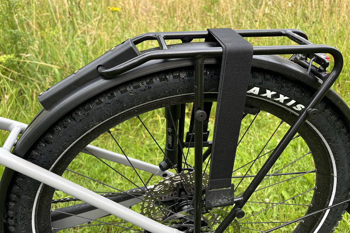 Detailaufnahme des Hinterrads mit Gepäckträger bei Trekking-E-Bike Canyon Pathlite:ON 6 SUV.