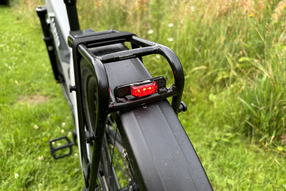 Detailaufnahme des Rücklichts bei Trekking-E-Bike Canyon Pathlite:ON 6 SUV.