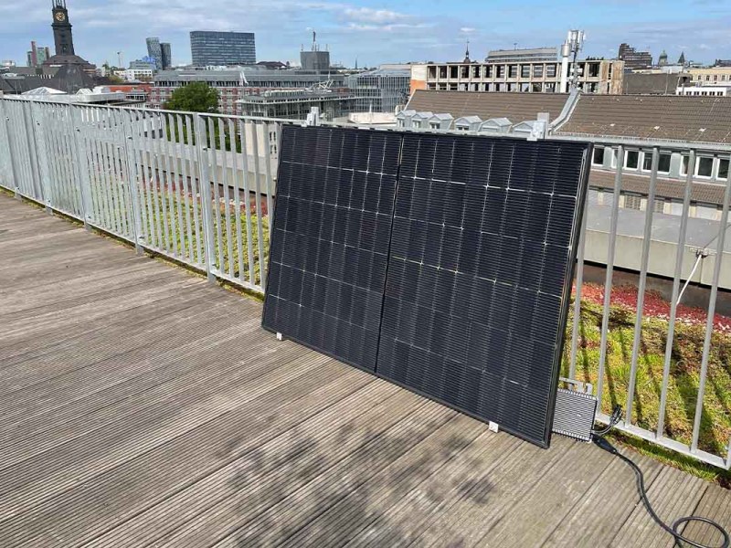 Das fertig aufgebaute Yuma-Balkonkraftwerk auf einer Dachterrasse.