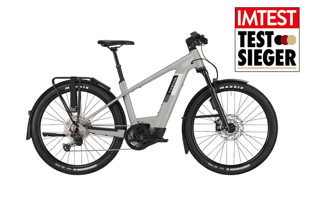 Testsieger Trekking-E-Bike Canyon Pathlite:ON 6 SUV im Profil vor weißem Hintergrund mt Testsieger-Siegell von IMTEST.