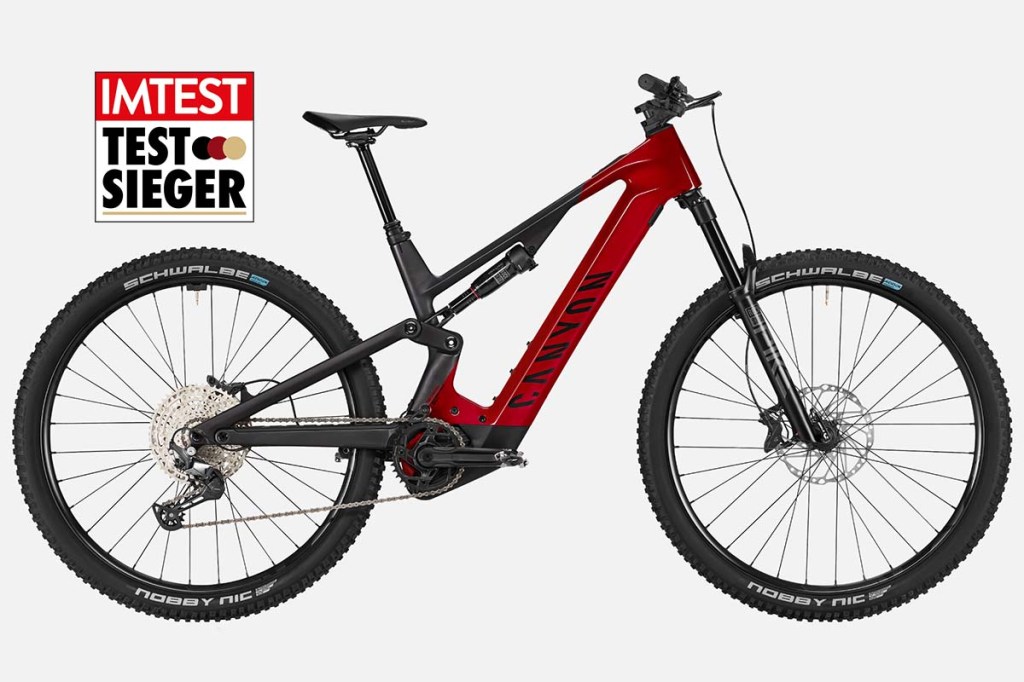 Productshot E-Mountainbike mit Testsieger-Grafik