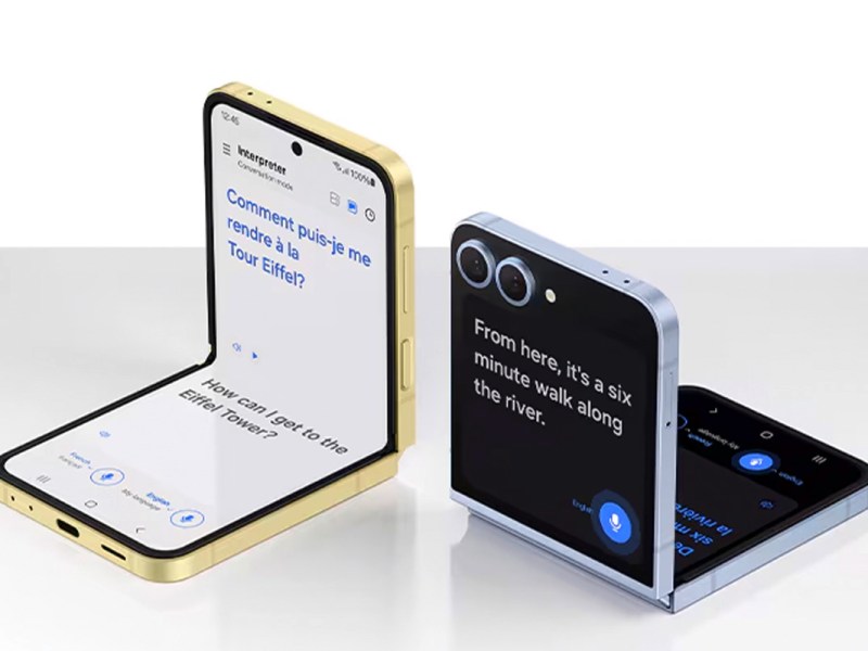 Zwei Samsung Galaxy Z Flip6 Klapp-Smrtphones nebeneinander auf einer weißen Fläche. Beide zeigen eine Übersetzungs-App an.