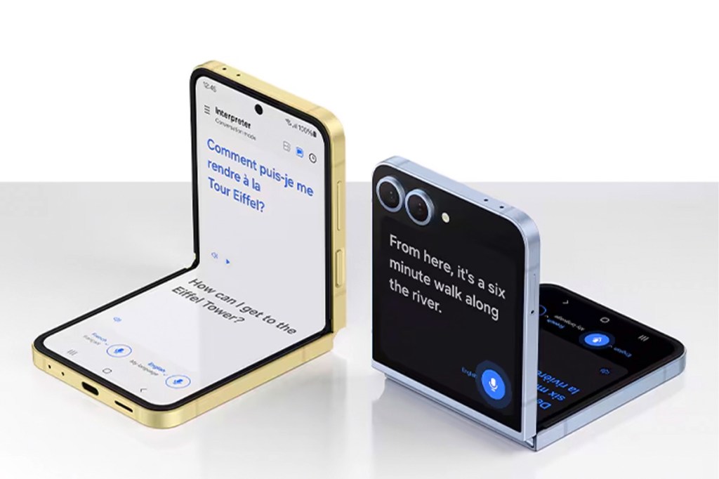 Zwei Samsung Galaxy Z Flip6 Klapp-Smrtphones nebeneinander auf einer weißen Fläche. Beide zeigen eine Übersetzungs-App an.