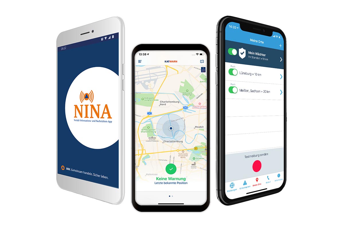 Drei Smartphones mit geÃ¶ffneter Warn-App auf weiÃŸem Grund.