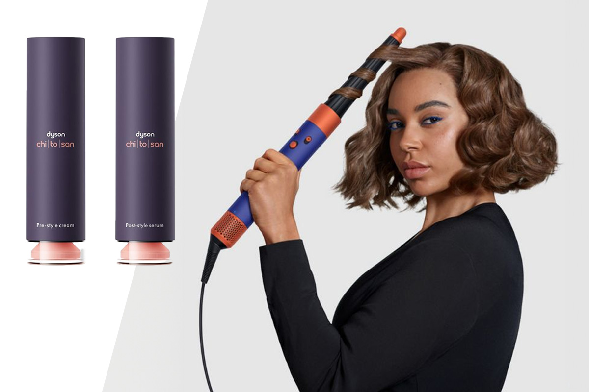 Eine Frau stylt ihre Haare mit dem Dyson Airwrap i.d. Daneben sind die neuen Styling-Produkte von Dyson abgebildet.