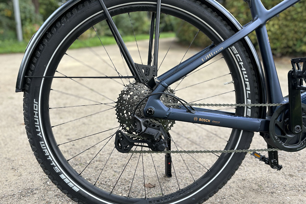 Detailbild Hinterrad eines E-Bikes mit Kettenschaltung.