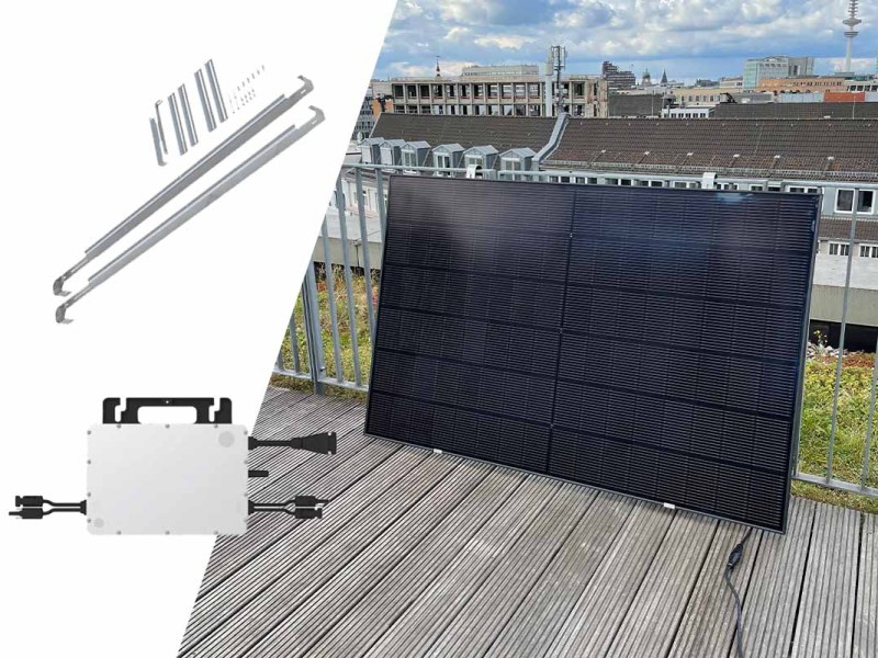 Ein Solarpanel von kleines Kraftwerk auf einer Dachterrasse. Daneben die Halterung in Einzelteilen und der Wechselrichter auf weißem Grund.