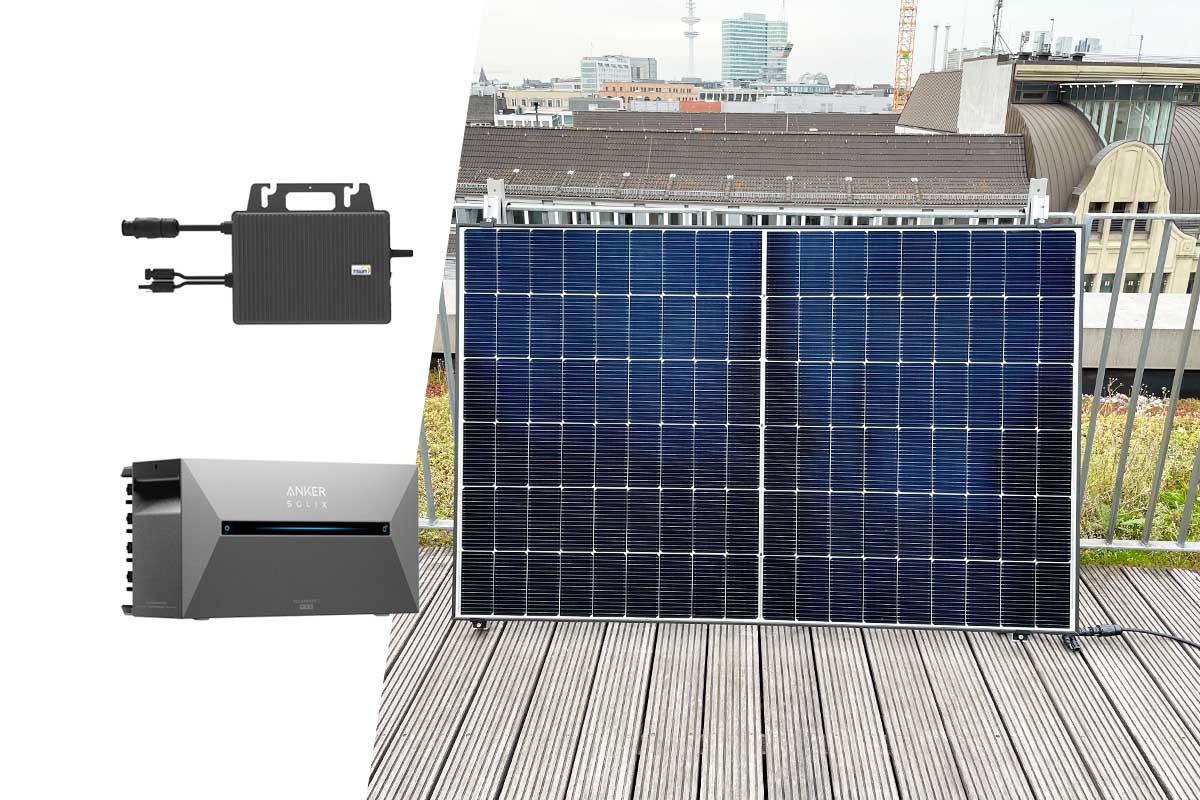 Ein Solarpanel auf einer Dachterrasse. Daneben ein Speicher und ein Wechselrichter auf weißem Grund.