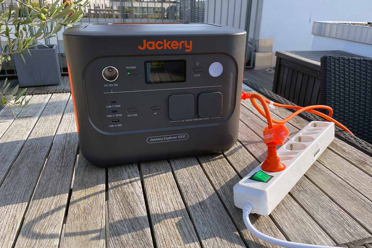 Die Jackery Explorer 1000 v2 lädt an einer Steckdosenleiste.