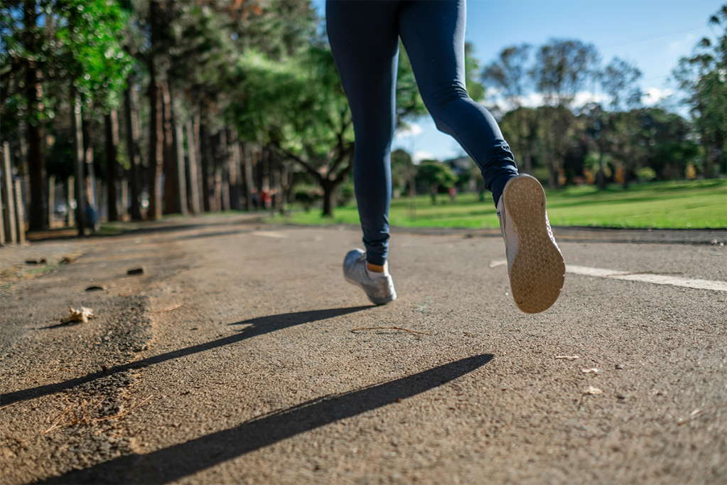 Eine Läuferin joggt.