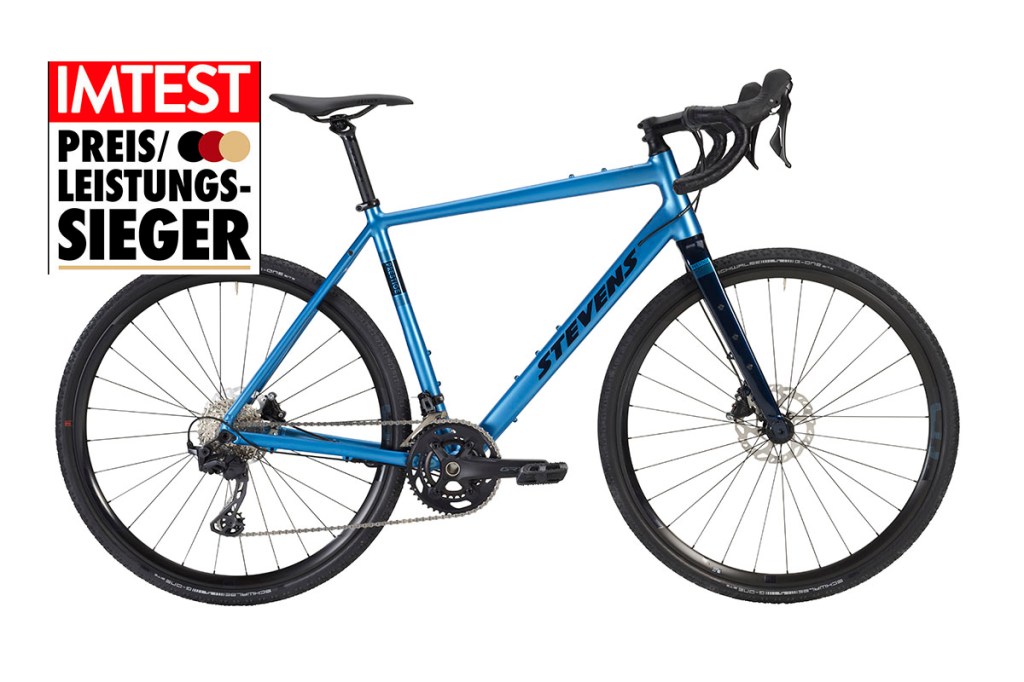 Blaues Gravelbike im Profil vor weißem Hintergrund mit Preis-Leistungssieger-Siegel von IMTEST.