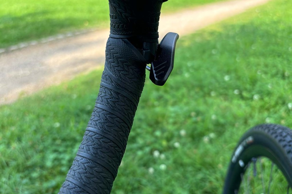 Detailaufnahme eines Fahrradlenkers mit einem kleinen Hebel