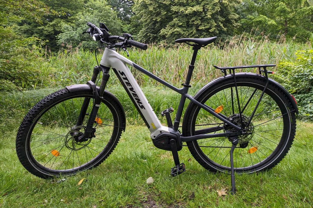 Totale E-Bike vor einer Wiese stehend