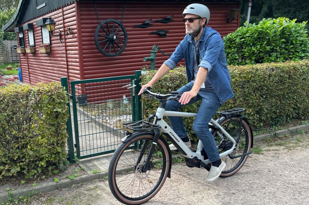 Mann fährt mit einem weißen E-Bike