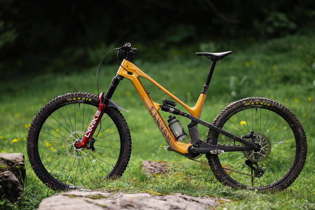 Totale gelbes E-Mountainbike in der Natur stehend