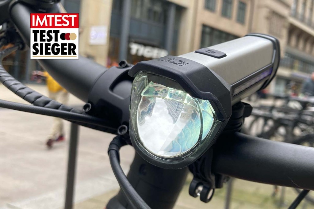 Nahaufnahme Frontlicht an einem Fahrradlenker mit Testsieger Logo