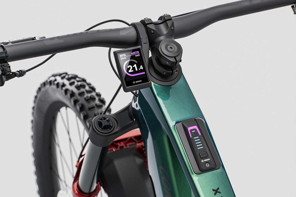 Blick auf das Cockpit eines E-Mountainbikes, man sieht das neue Display von Bosch