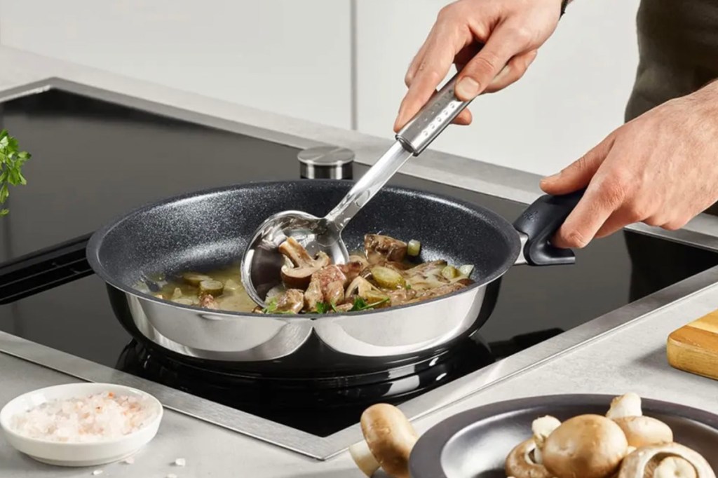 Essen in einer Bratpfanne von Fissler