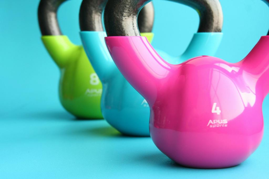 Kettle Bells auf einer blauen Unterlage