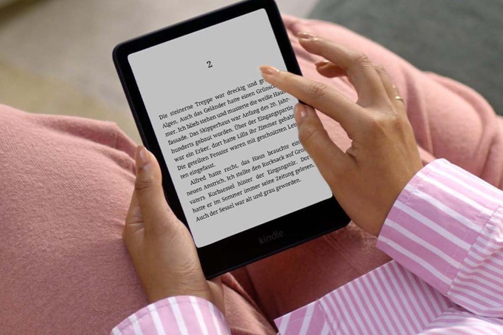 Blick auf einen E-Book Reader, der von zwei Händen festgehalten wird