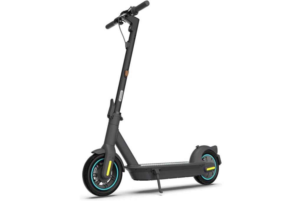 E-Scooter im Profil vor weißem Hintergrund.