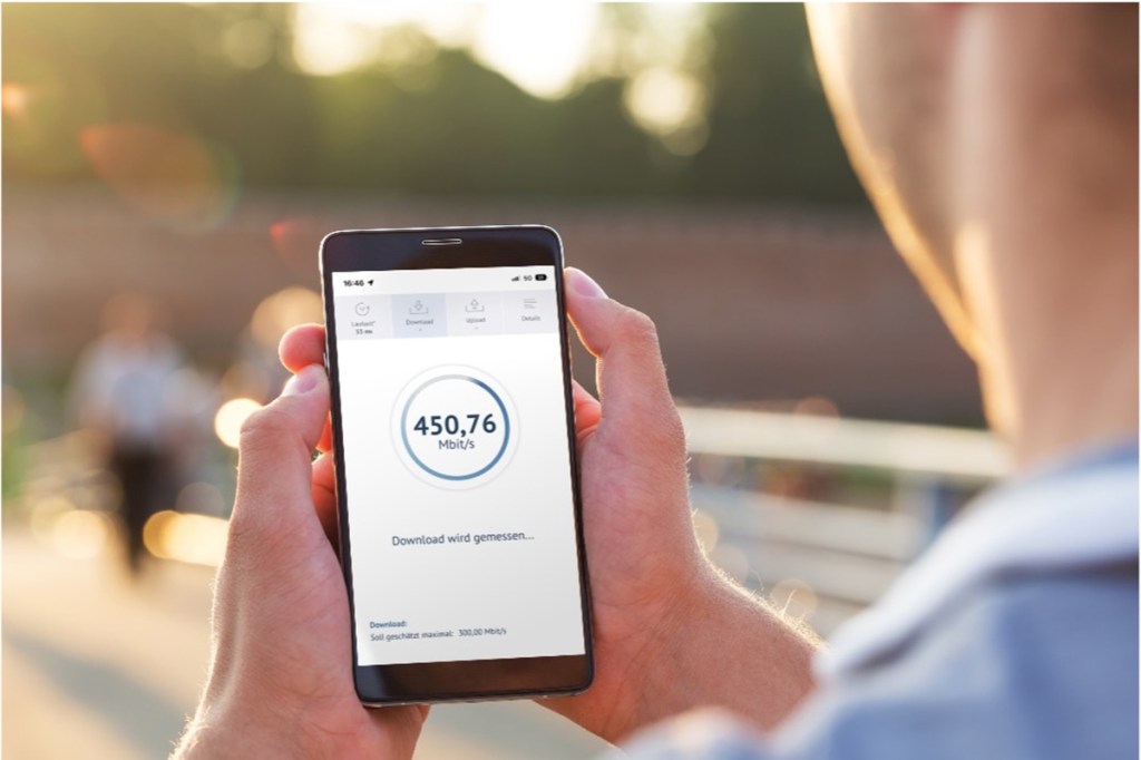 Handyscreen bei der Breitbandmessung durch einen Nutzer.