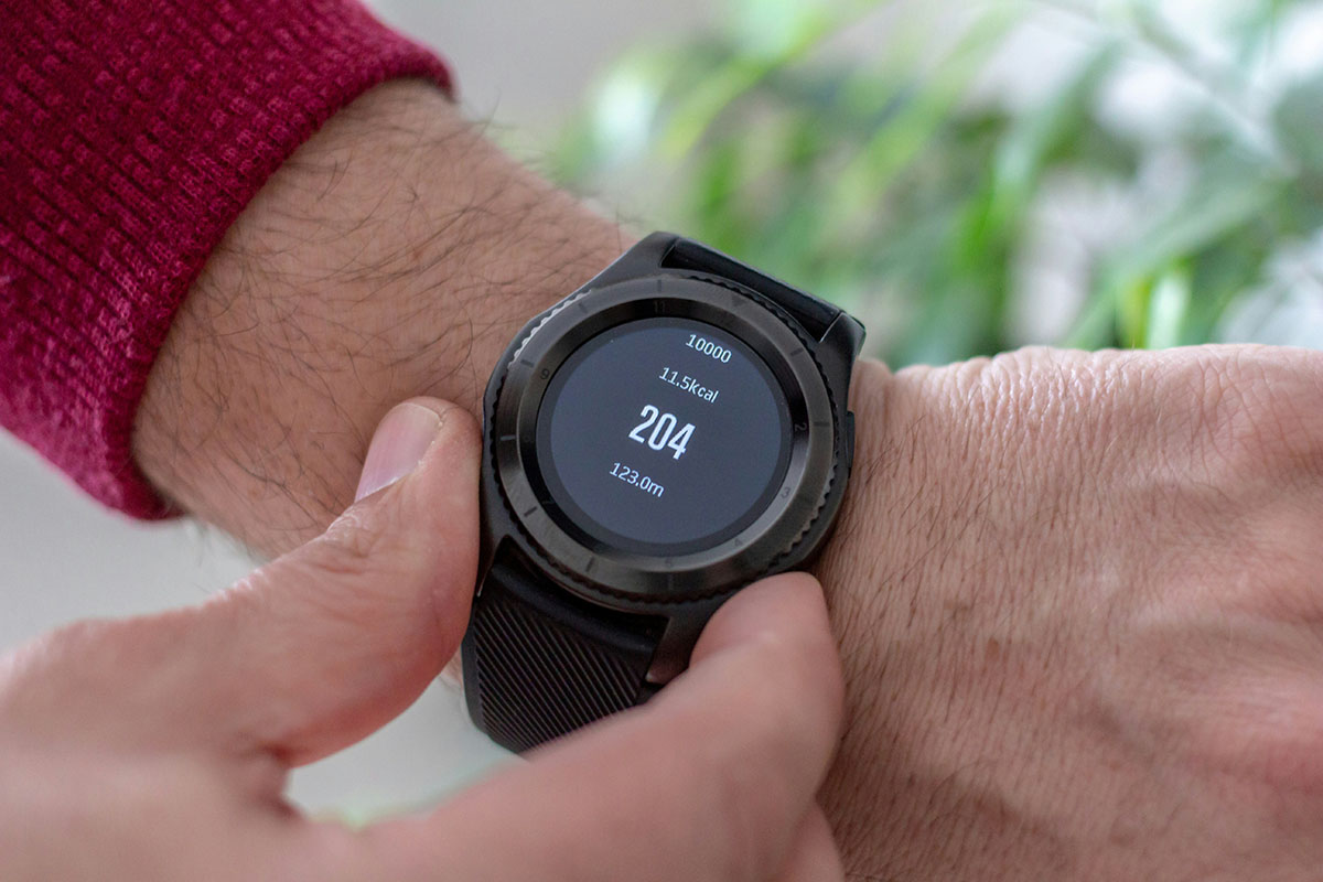 Person mit Smartwatch zum Blutdruckmessen am Handgelenk.