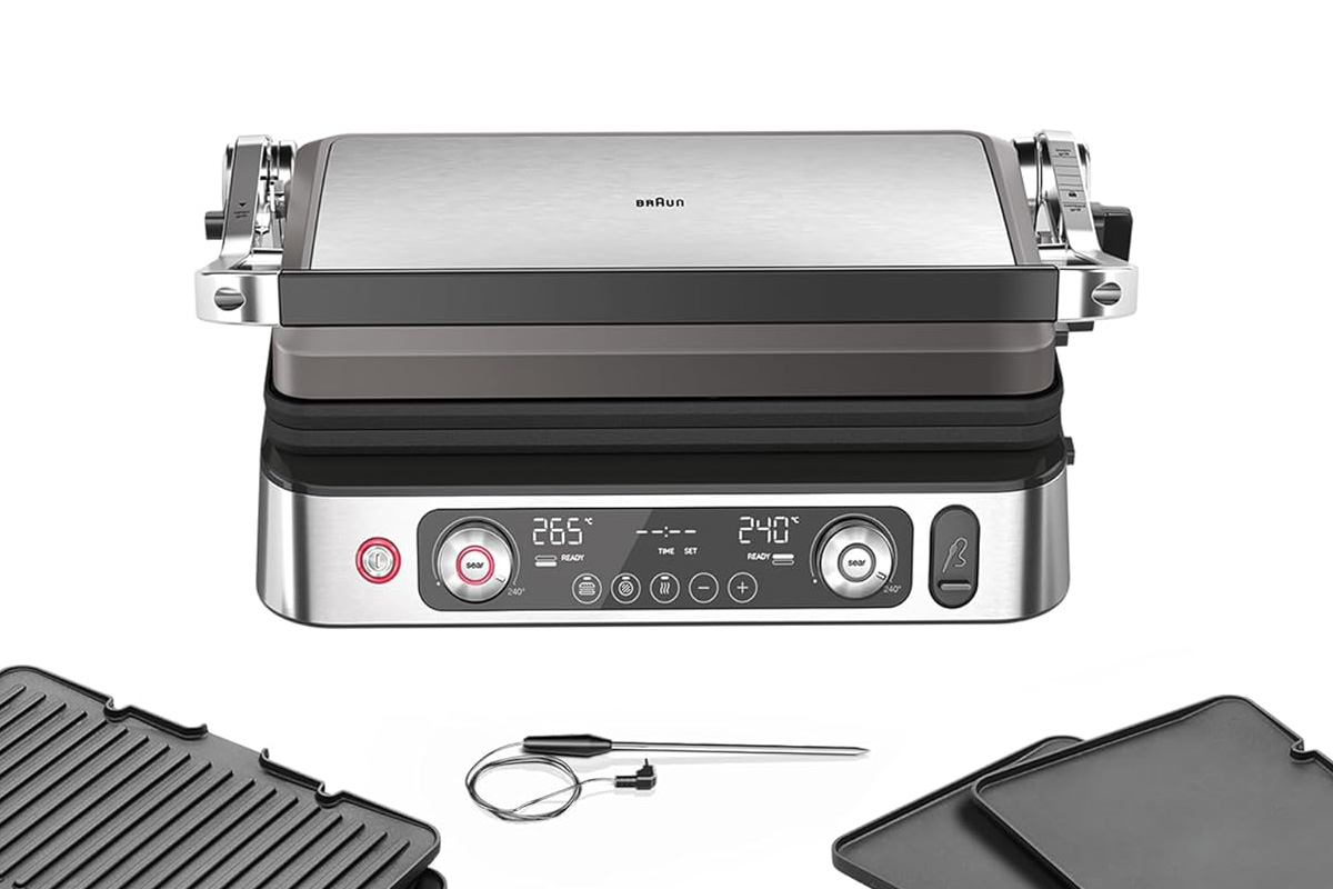 Der Braun MultiGrill 9 Pro auf weißem Grund. Davor liegen Temperaturfühler und Grillplatten.